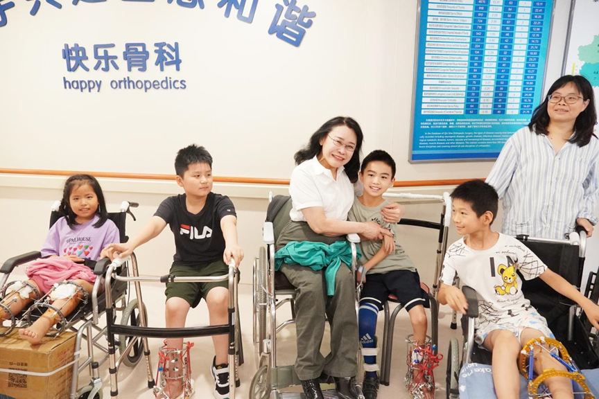 圖為張海迪慰問(wèn)正在術(shù)后康復(fù)的孩子們