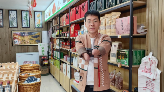 圖為彭軍線下銷售農(nóng)副土特產(chǎn)