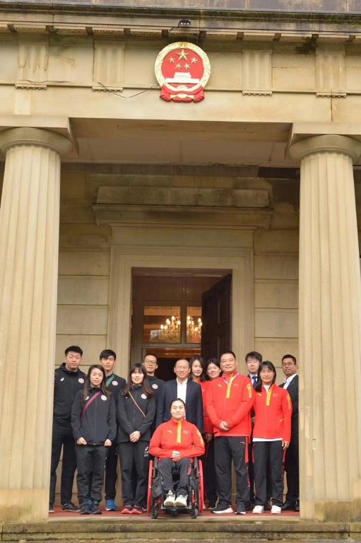 圖為總領(lǐng)事會見中國隊及中國香港隊代表