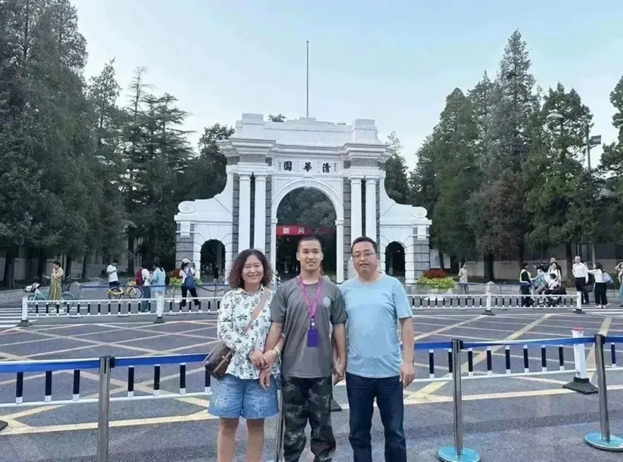 圖為父母送趙子康來(lái)清華報(bào)到