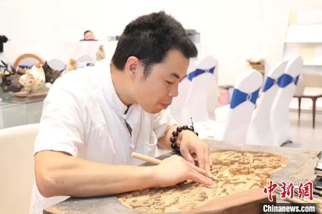 圖為奉湘波在創(chuàng)作中