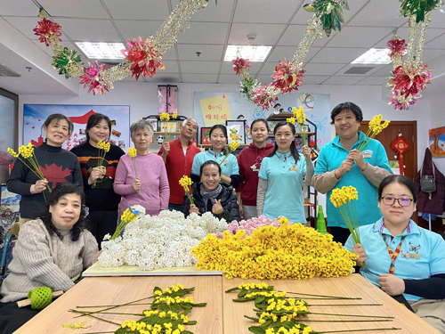 圖為唐占鑫帶領(lǐng)團(tuán)隊(duì)為2022年北京冬奧會(huì)和冬殘奧會(huì)制作頒獎(jiǎng)花束