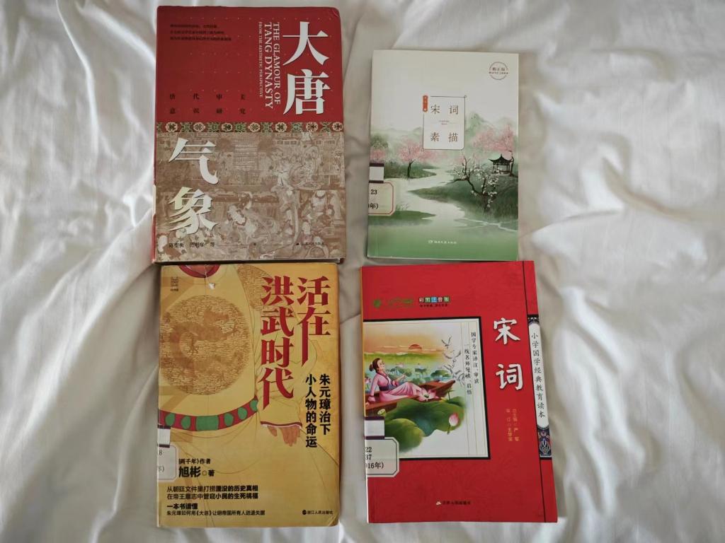 圖為李麗青宿舍里的書