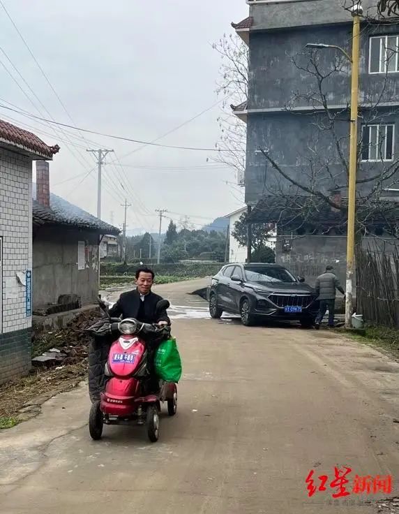 圖為何明學騎電動車前往患者家里看病