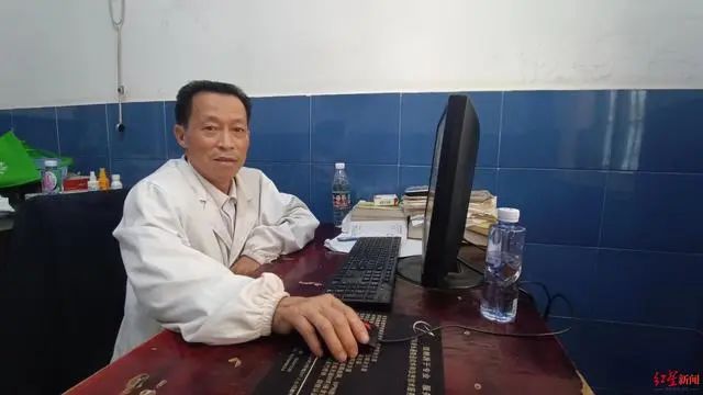 圖為坐診期間的何明學
