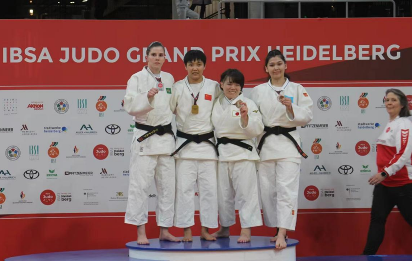 圖為女子J2--70KG頒獎(jiǎng)儀式