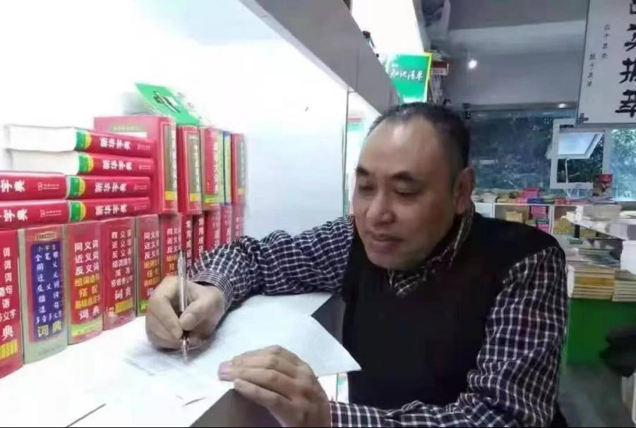 圖為萬嘉清伏案寫作