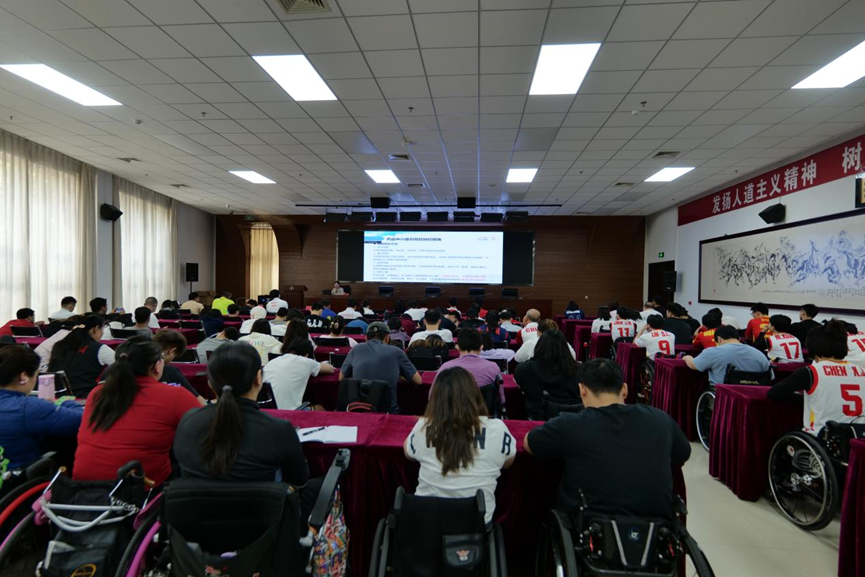 圖為專家培訓授課現(xiàn)場