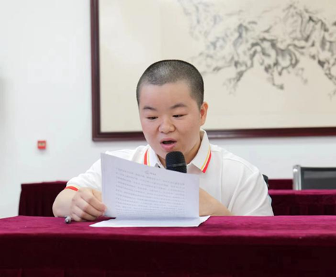 圖為舉重運(yùn)動(dòng)員肖金萍