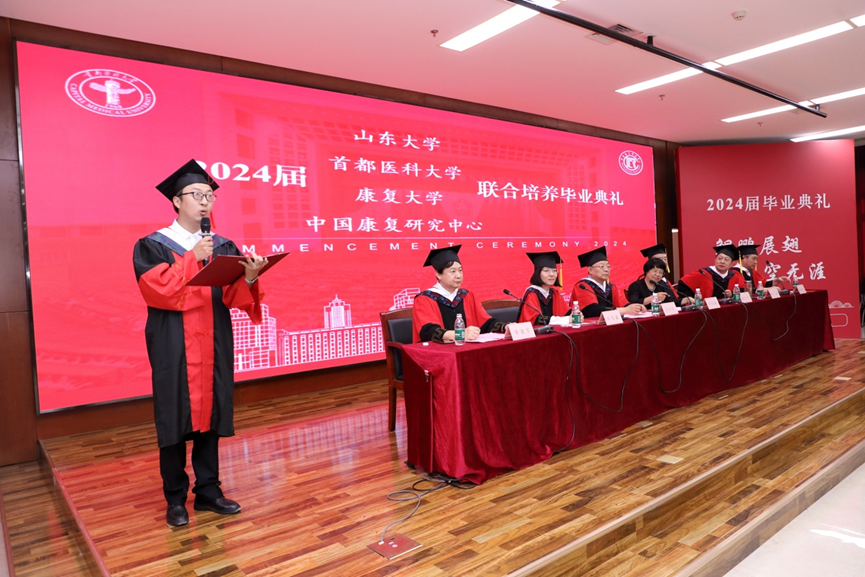 圖為博士研究生代表周忠涵發(fā)言