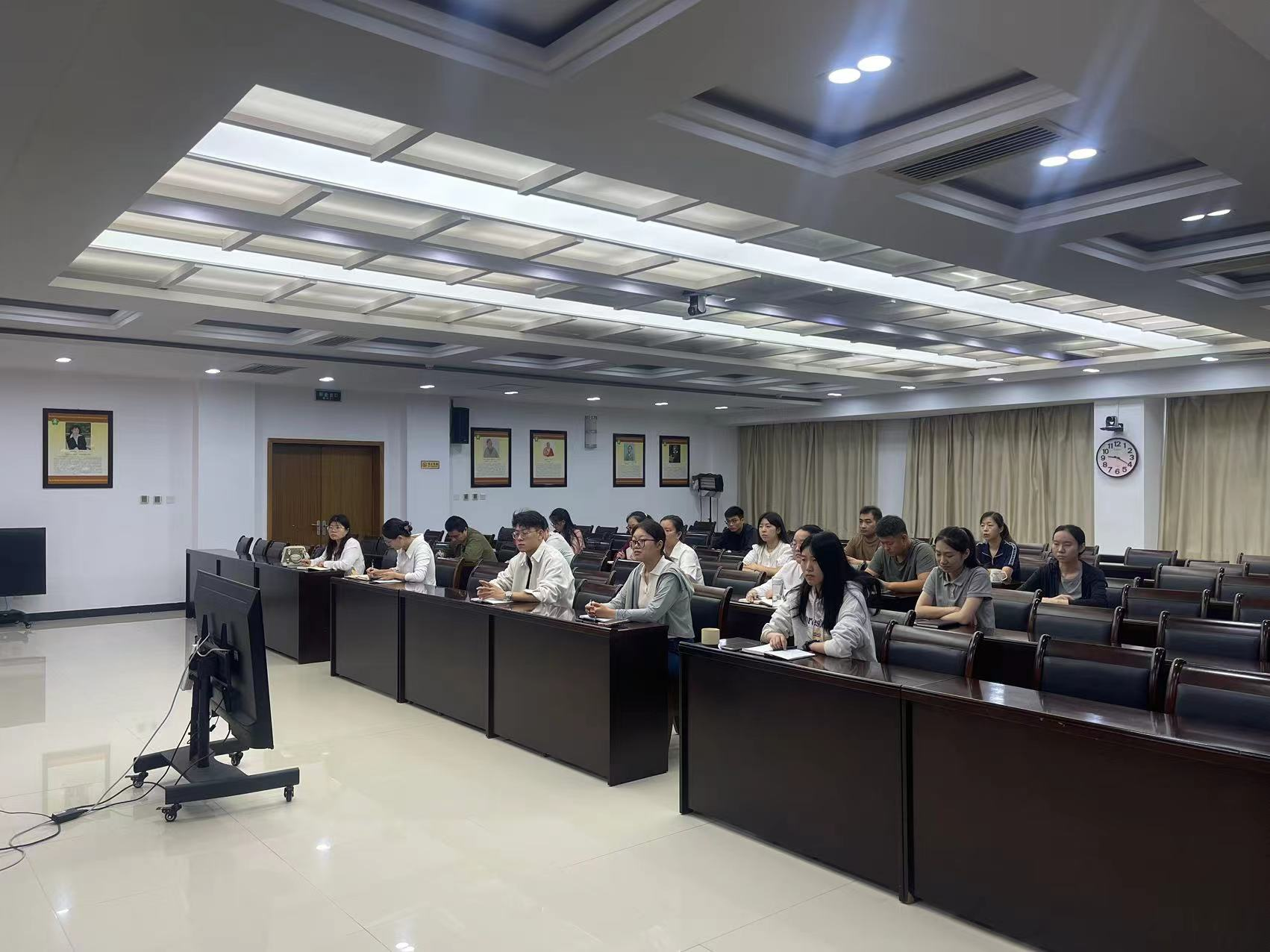 圖為學(xué)員們認真聽講