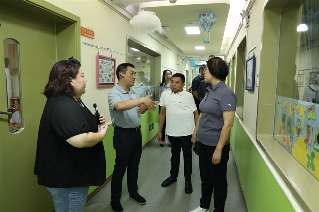 圖為考察交流現(xiàn)場