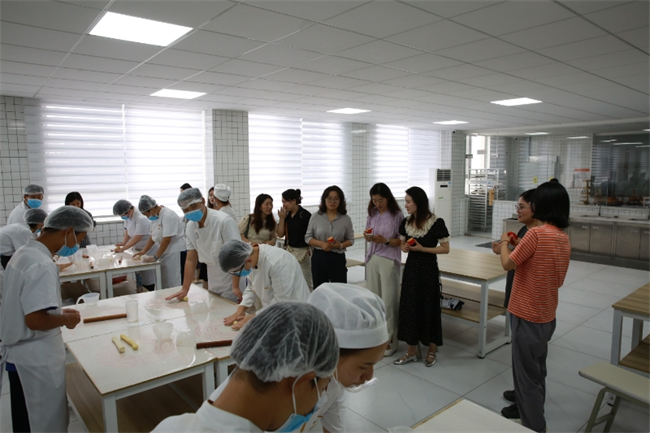 圖為調(diào)研組一行參觀中西面點實訓室