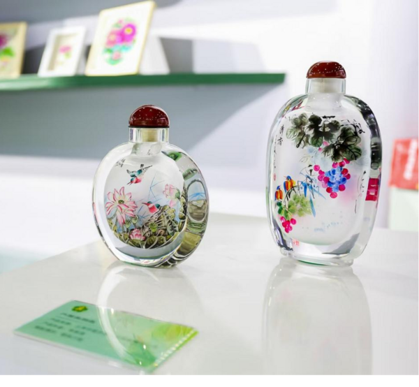 圖為參展的內(nèi)畫鼻煙壺作品