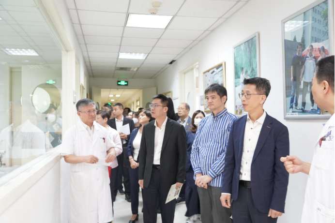 圖為考察交流團(tuán)參觀假肢矯形部