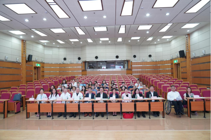 圖為會(huì)談交流合影