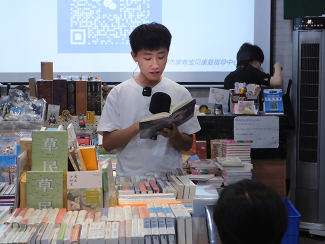 圖為聽力殘疾人朗誦經(jīng)典文學(xué)作品