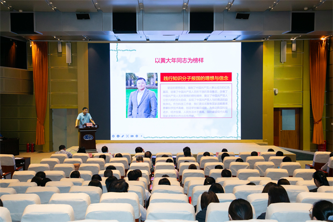 圖為歐陽輝純教授作科學(xué)家精神宣講