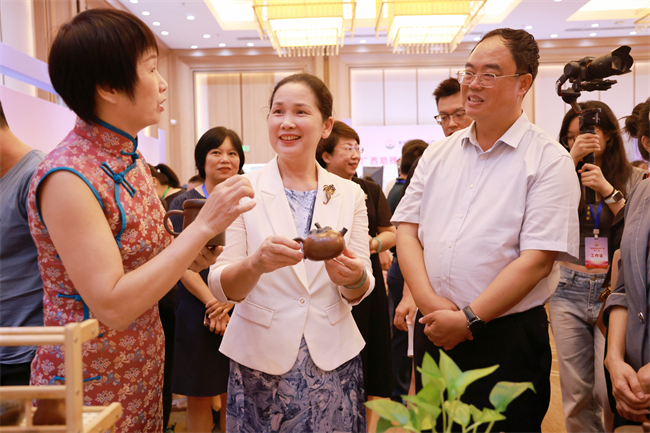 圖為自治區(qū)殘聯(lián)及自治區(qū)供銷社領(lǐng)導(dǎo)巡館