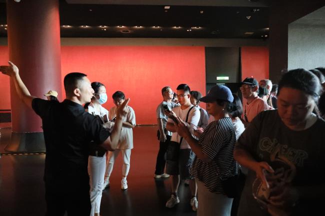 圖均為聽(tīng)障人士使用手語(yǔ)導(dǎo)覽服務(wù)觀展