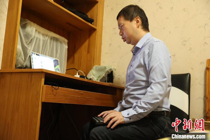 圖為鄭建偉正在線上授課