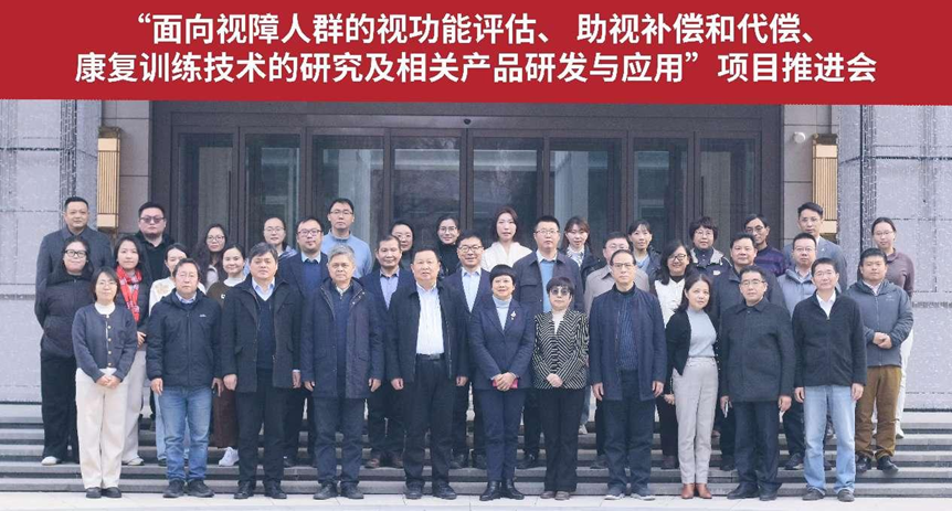 圖為會(huì)與人合影