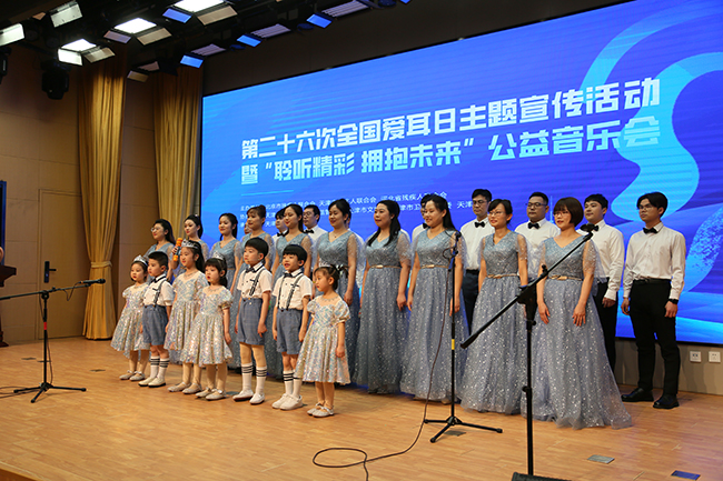 圖為第一中心醫(yī)院醫(yī)護(hù)人員與小海豚合唱團(tuán)共同出演