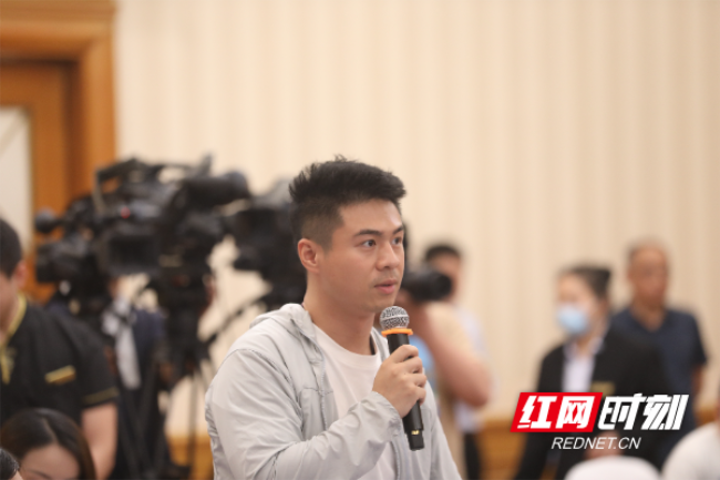 圖為湖南經(jīng)視記者提問