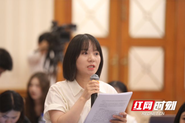 圖為湖南日?qǐng)?bào)記者提問