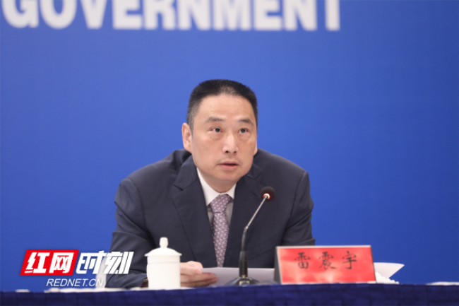 圖為省司法廳副廳長(zhǎng)雷震宇答記者問