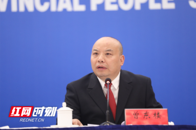 圖為省高級(jí)人民法院副院長(zhǎng)曾東樓答記者問