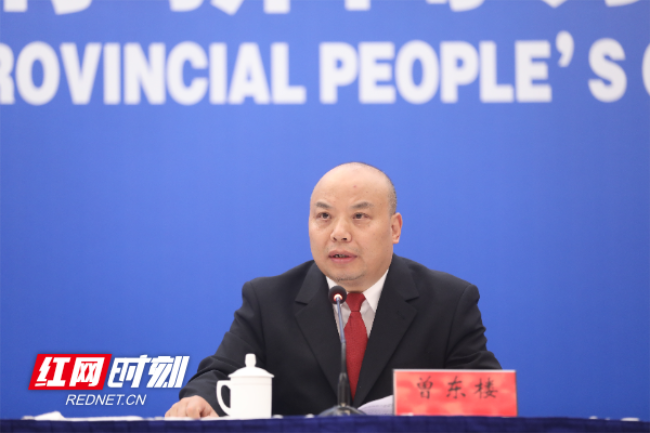 圖為省高級(jí)人民法院副院長(zhǎng)曾東樓答記者問