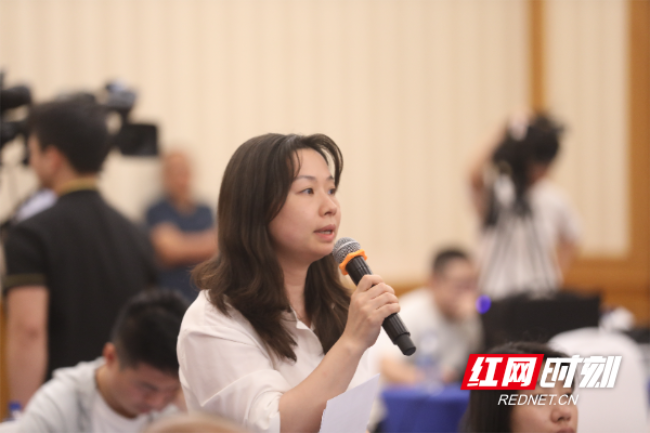 圖為湖南交通頻道記者提問