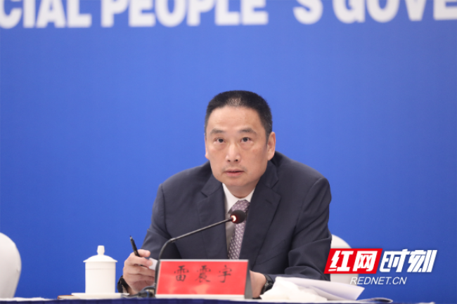 圖為省司法廳副廳長(zhǎng)雷震宇答記者問