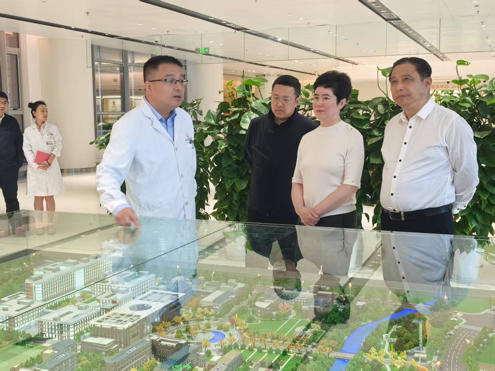 圖為考察上海市養(yǎng)志康復(fù)醫(yī)院
