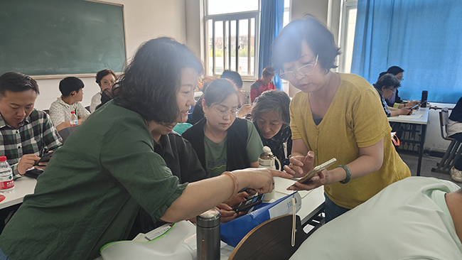 圖為老師現(xiàn)場指導學員制作短視頻