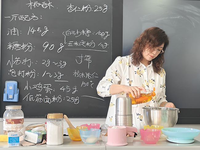 圖為面點師在制作中式面點