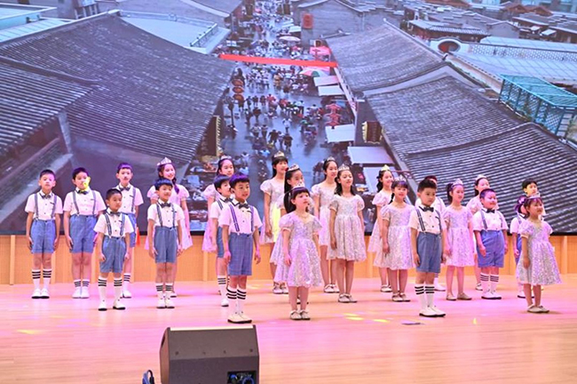 圖為小海豚聽障兒童合唱團現(xiàn)場表演