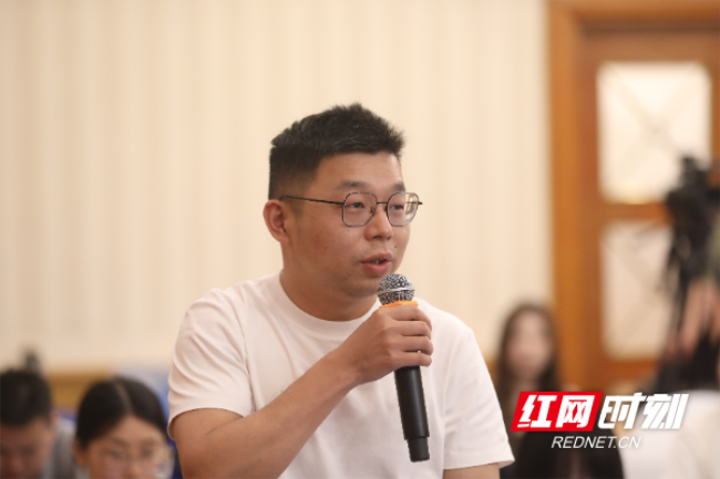 圖為瀟湘晨報(bào)記者提問