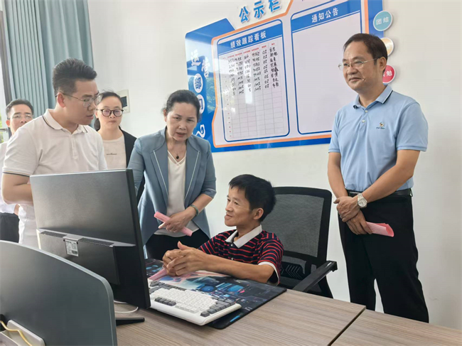 圖為調(diào)研組在貴港市遠(yuǎn)寬網(wǎng)絡(luò)科技有限公司調(diào)研