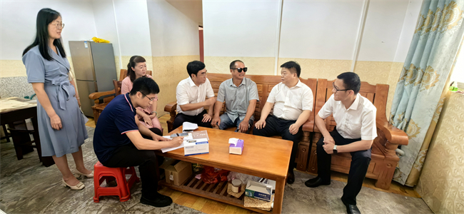 圖為許健強(qiáng)到殘疾邊民家中慰問并送上免費(fèi)配發(fā)的輔具