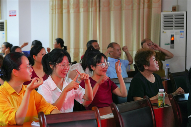 圖為學(xué)員學(xué)習(xí)手語