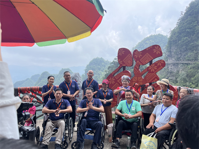 圖為體驗(yàn)團(tuán)實(shí)地開展無障礙旅游環(huán)境設(shè)施體驗(yàn)督導(dǎo)