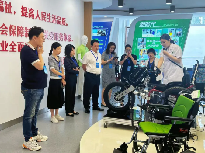 圖為參觀現(xiàn)場