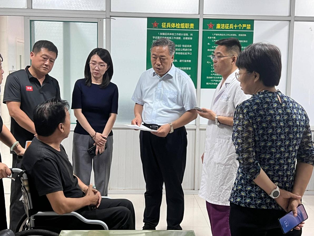 圖為實(shí)地調(diào)研殘疾評定機(jī)構(gòu)