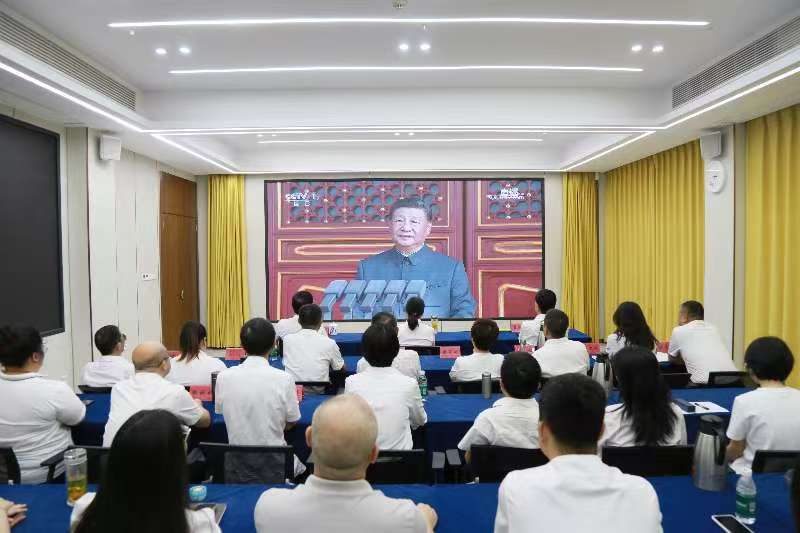 圖為收聽(tīng)收看現(xiàn)場(chǎng)