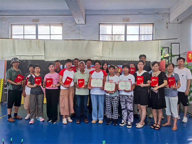 圖為為參賽選手頒發(fā)榮譽(yù)證書